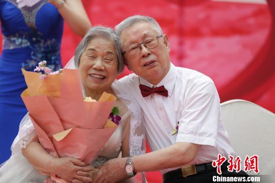 重庆13对老年残疾夫妻举行结婚纪念庆典