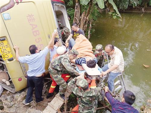 旅游大巴滑入池塘 24名乘客全部救出