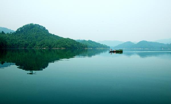 山水上犹,山如黛眉,水如明眸