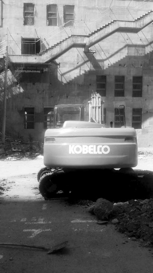 楼前空地建地下停车场 受阻一年后突然开工 拿