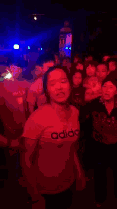 四川一楼盘业主堵路被传唤 数十业主强闯派出