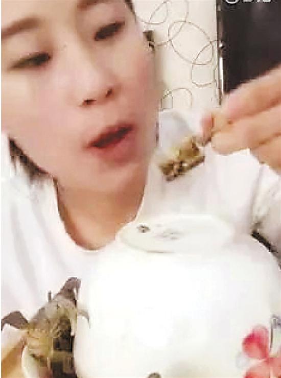 美女直播活吃小螃蟹,专家提示有风险