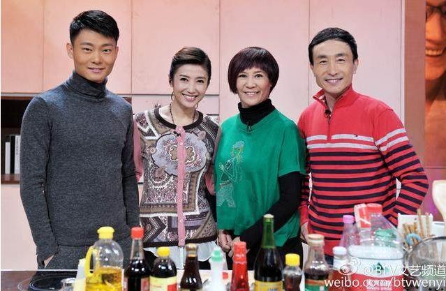 巩汉林全家照曝光:美艳儿媳惹眼 妻子去世是谣