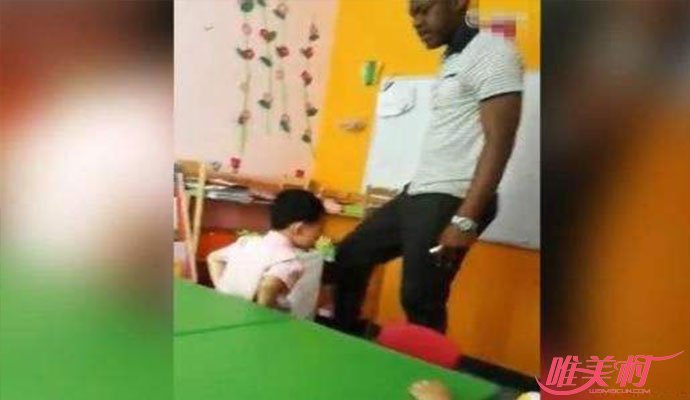 黑人外教打踹学生被开:视频曝光 网友愤怒(图)