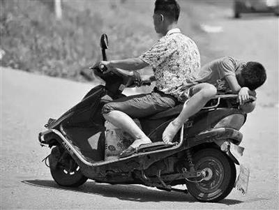 小孩电动车座跌落 小孩电动车座跌落