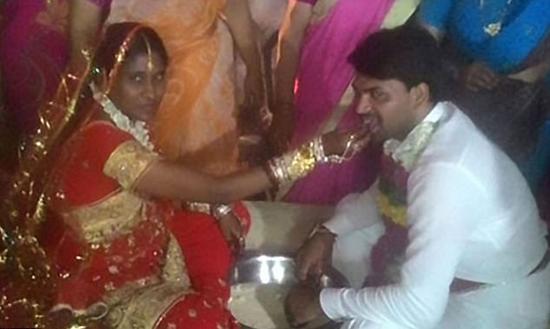 惊!印度女子将硫酸灌入前男友喉咙致其死亡