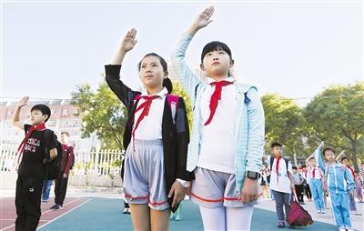 图为保定市联盟西路小学少先队员向国旗行队礼.翟志刚摄