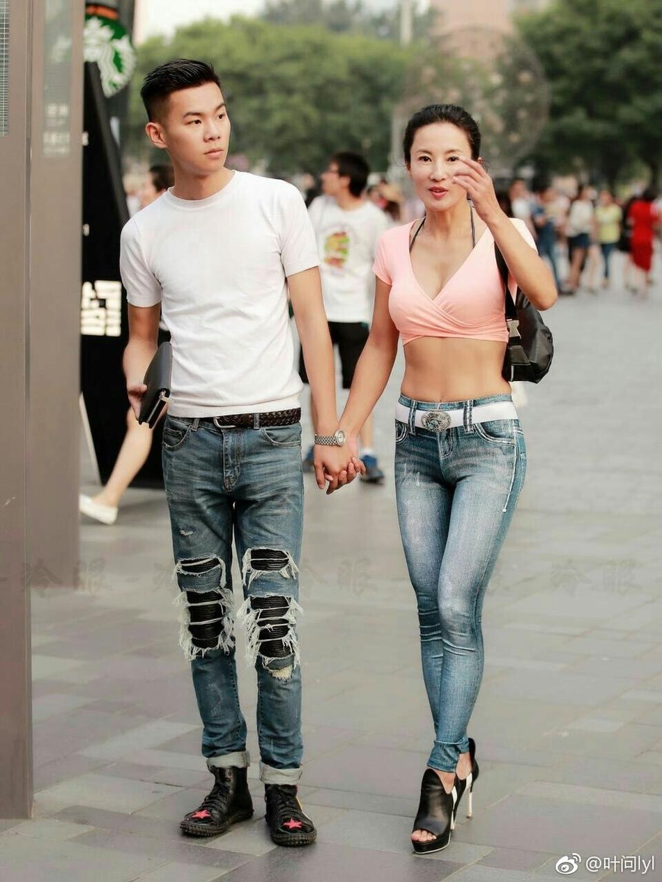 50岁国产健身女神爆红 野餐小露香肩似少女