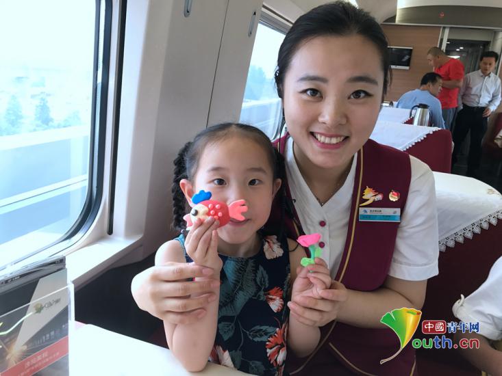 高铁车厢里的六一儿童节:大、小朋友齐欢乐