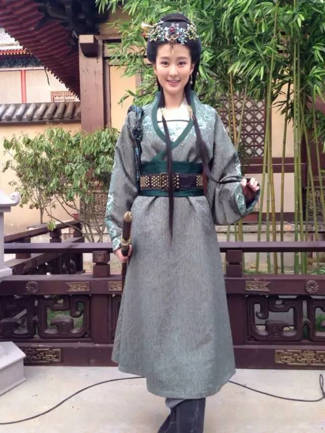 她因为太漂亮被导演勒令素颜,为爱蜕变成腹黑