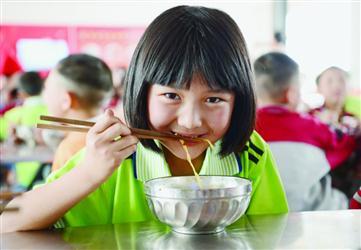 欢度六一儿童节 陕西农村娃吃上了营养餐