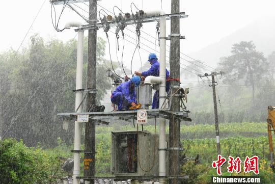暴雨致福建长汀300多户用电受到影响 供电公司