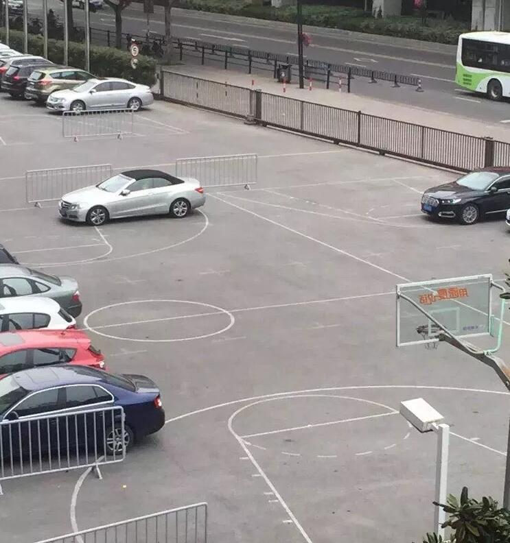 篮球场只被广场舞霸占?更奇葩的在这儿呢