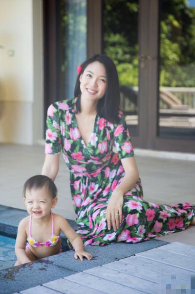 张梓琳一家海岛度假 女儿穿比基尼秀长腿 网友:我胖妹