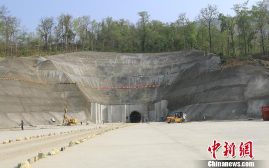 中国中铁二局尼泊尔项目150米暗挖隧道竣工