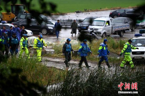 6��5�գ���Ԯ��Ա���ڿ�չ��ˮ��Ա�Ѿȹ��������գ�����ʡ�����л������ϼ������һ����ũæ������Ա�Ĵ����㸲��4�˲������ѣ�3�˾���ʱ������������Σ�ա��ô���������ԱΪũ��������񣬼ݴ�����ĳ�ѱ���������������ȡ����ǿ�ƴ�ʩ���й�������ڽ�һ�������ʵ��<a target='_blank' href='http://www.chinanews.com/' _fcksavedurl='http://www.chinanews.com/'></table>������</a>���� ����ԭ ��