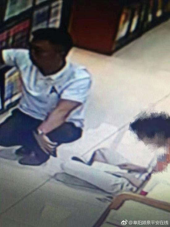 男子在书店给少女看淫秽视频被抓 警方马赛克