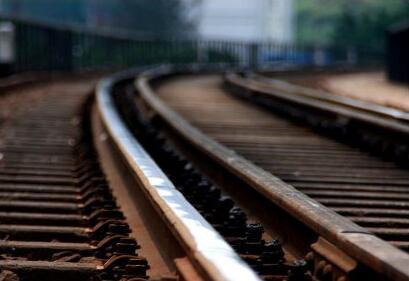 戴耳机穿轨道被撞火车从其身上开过 竟奇迹般地仅受到轻伤