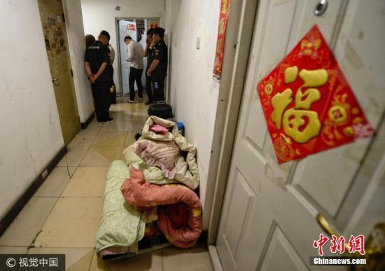 北京群租房乱象:50平方米摆进了16张床屋内散