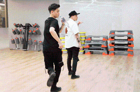 郑迦文新歌《微光》MV上线 献上荧屏舞蹈首秀