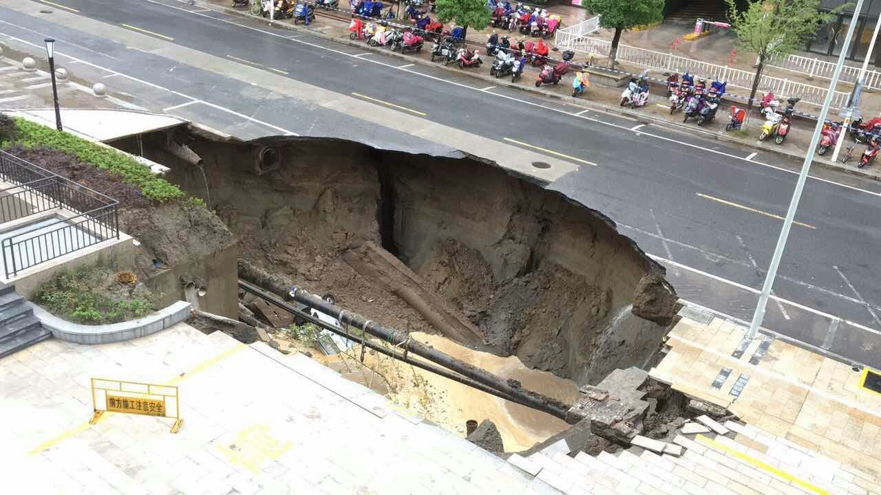 南通中南路面塌陷面包车走着走着掉了下去图