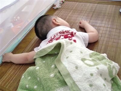 孩子睡凉席睡出满背红疙瘩 螨虫惹的祸