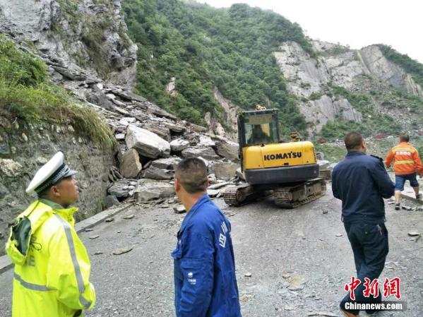 省道302线四川北川至茂县段山体垮塌通行受阻