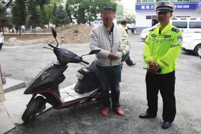 伪造摩托车驾驶证被查司机竟掏钱贿赂交警
