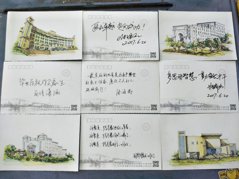 走心!武汉一高校师生手写300余张明信片 赠别毕业生