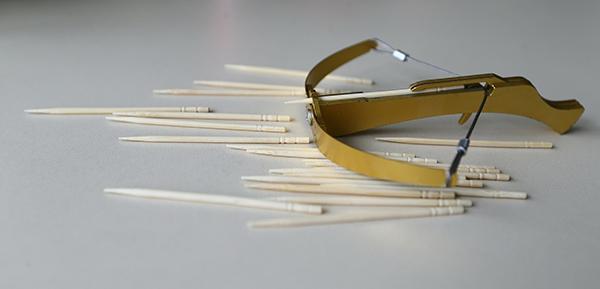 牙签弩走红 医生劝阻:刺伤眼睛严重可致盲