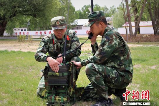 图为武警交通第二支队四大队官兵在汛期应急拉动演练中与基指通联.