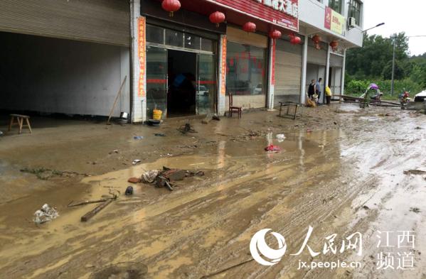 江西修水县出现严重洪灾,该县多地被洪水围困,其中杭口镇积水严重