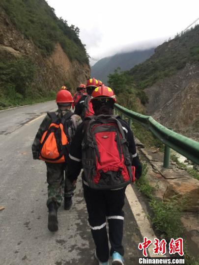 徒步急行五公里 四川省红十字会应急救援队到