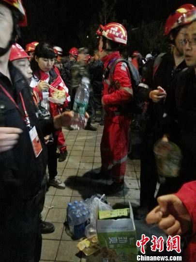 徒步急行五公里 四川省红十字会应急救援队到