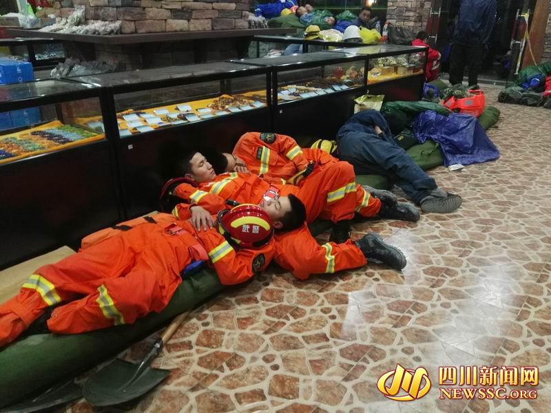 茂县辛苦了一天的消防官兵:倒地就睡 坐着都能睡着