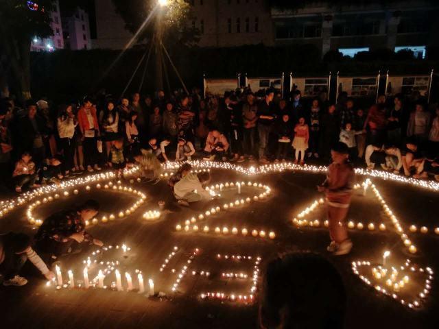 6月24日晚,一场由四川阿坝州茂县人民自发组织的祈福在茂县人民医院