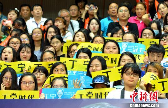 丁宁、刘诗雯获中乒赛女双冠军