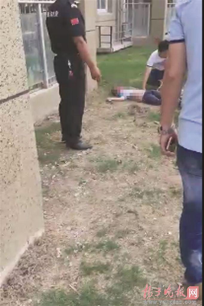 南京一8岁男孩从32楼坠亡 疑因母亲将孩子反锁
