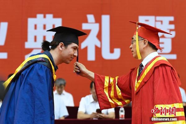 2、太原大学毕业证照片：大学毕业证照片是高考时拍的吗？ 