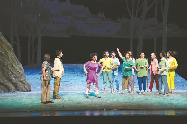 淮剧《留守村长留守鹅》唱响开场曲