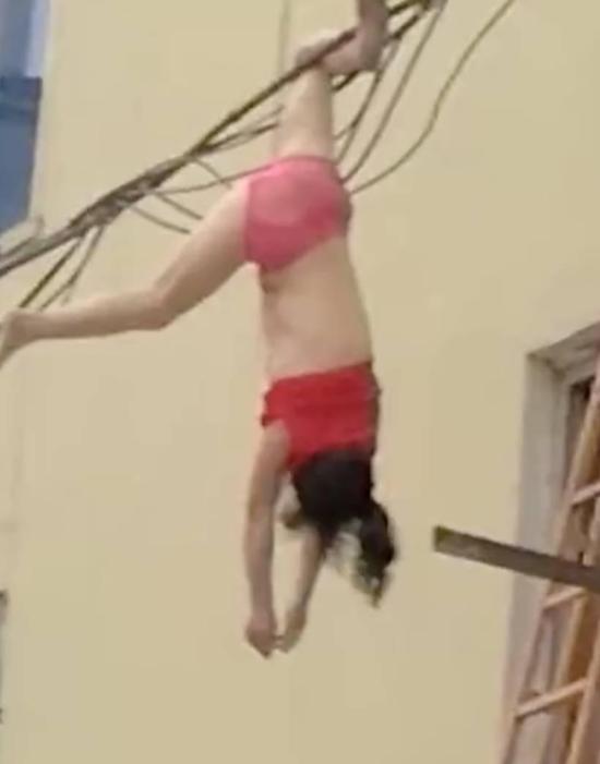 女子只穿内衣裤坠楼倒挂电线上 原因令人意外