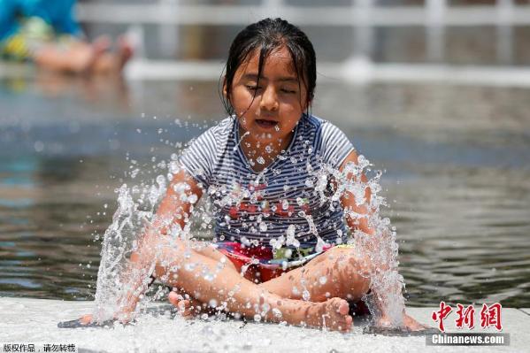 热浪袭击美国加州 喷泉成儿童水上乐园