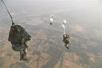空降兵某旅组织双路离机跳伞训练即景