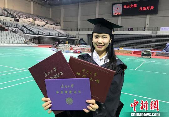 2、安顺大学毕业证封面照：毕业证照片背景是什么，白色还是红色还是蓝色