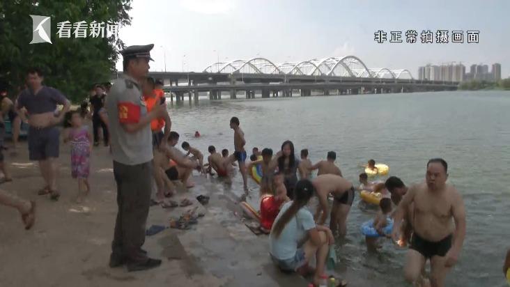 上百人违规野泳 上百人违规野泳