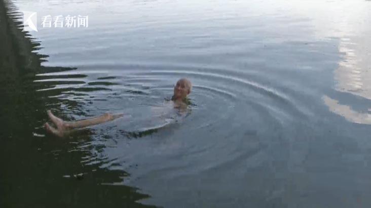 上百人违规野泳 上百人违规野泳