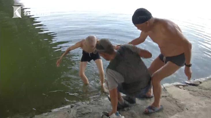 上百人违规野泳 上百人违规野泳