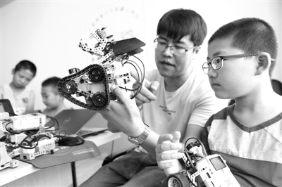 机器人课堂助乡村孩子欢度暑假