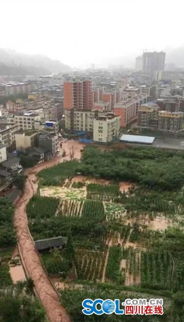 四川雅安荥经县突降大暴雨 造成县城短时内涝