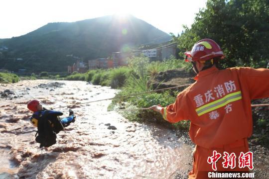 降雨致重庆奉节河流涨水 大货车冒险涉水被困